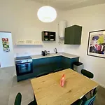 Spacious, Newly Renovated, Rooftop With Marina Views * Póla