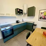 Spacious, Newly Renovated, Rooftop With Marina Views Lejlighed
