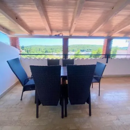 Spacious, Newly Renovated, Rooftop With Marina Views Pula