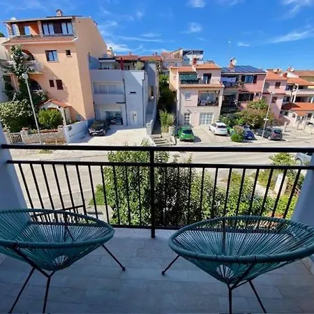 Spacious, Newly Renovated, Rooftop With Marina Views Pula