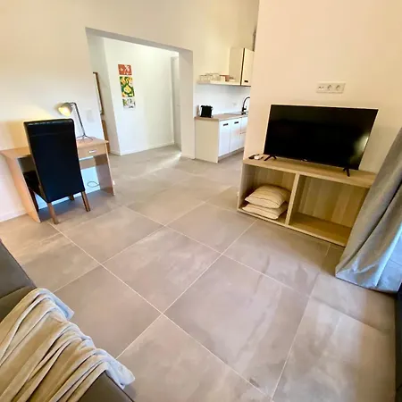 Spacious, Newly Renovated, Rooftop With Marina Views Appartement Pula