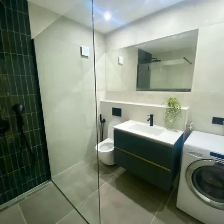 Spacious, Newly Renovated, Rooftop With Marina Views Appartement Pula