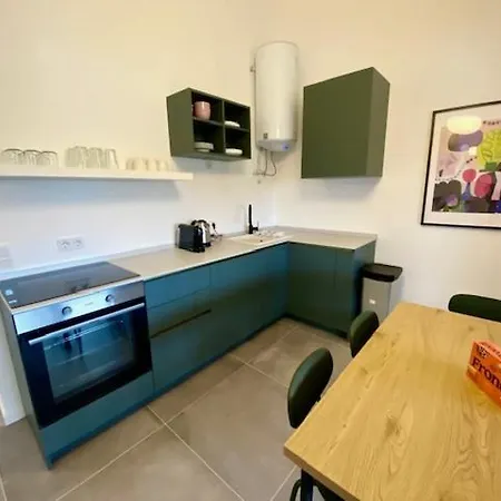 Spacious, Newly Renovated, Rooftop With Marina Views アパート