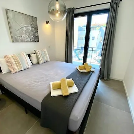 Spacious, Newly Renovated, Rooftop With Marina Views Appartement