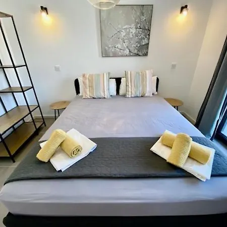 Appartement Spacious, Newly Renovated, Rooftop With Marina Views